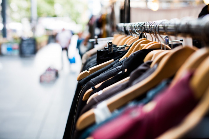 vente-GINASSERVIS-min_blur_close_up_focus_hanger_jacket_market_people_rack-1176303